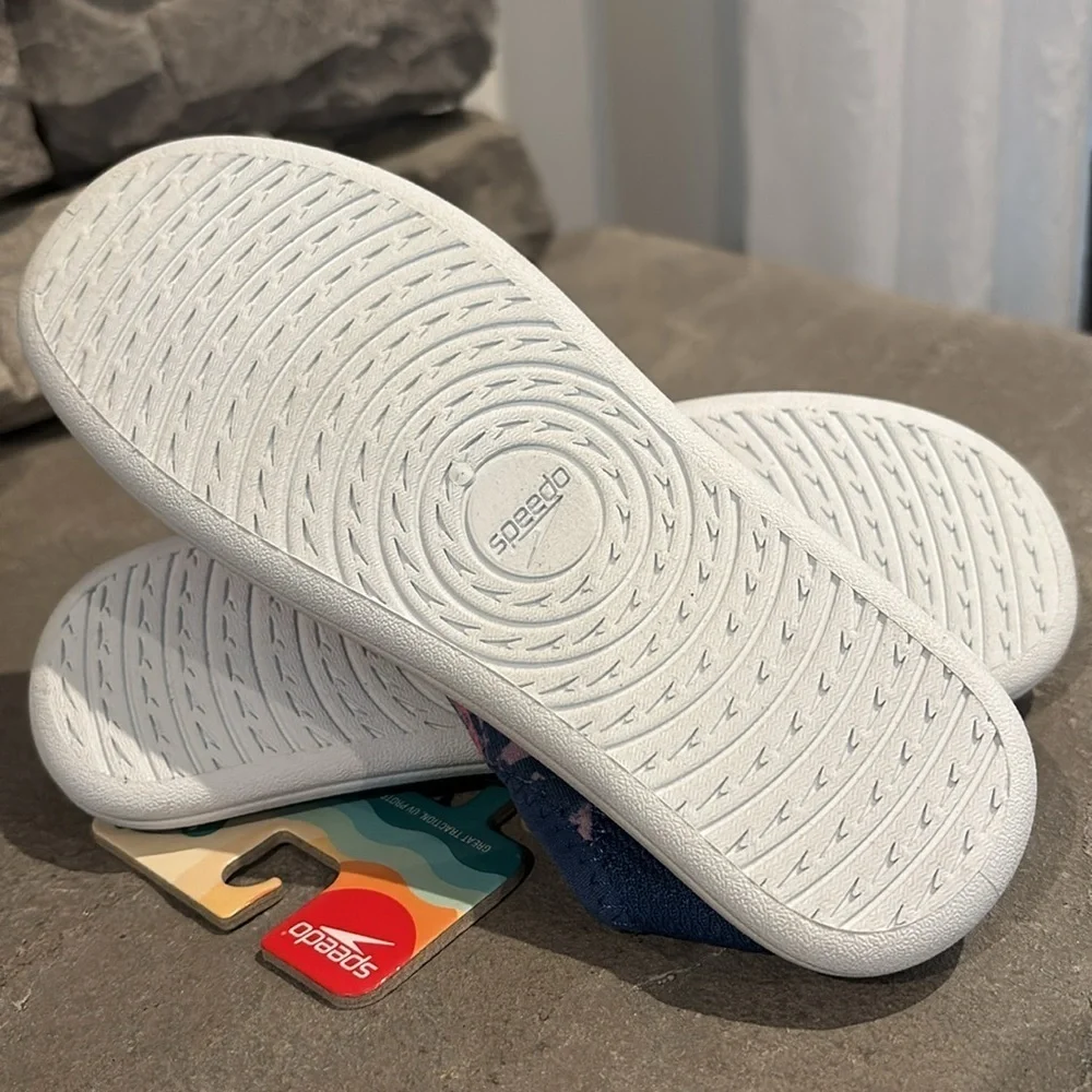 Speedo Junior water shoes, UV protection great traction lightweight easy on